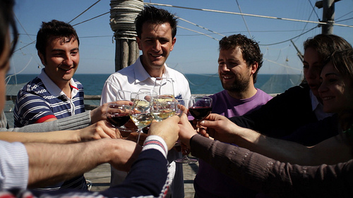 Fabrizio Lucci, con la maglia viola, brinda sul trabocco