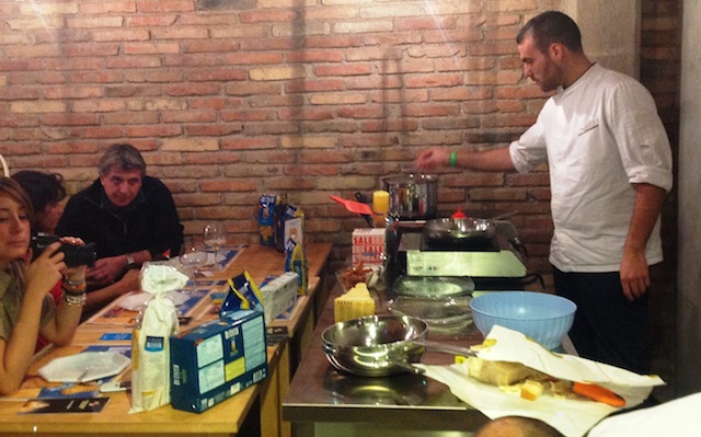 Lo chef Marco Martini tiene il workshop Variazioni di pasta e parmigiano