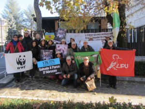 Il presidio delle associazioni a L'Aquila (da Salviamo l'Orso)