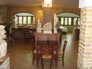 L'interno del ristorante Belvedere con le opere