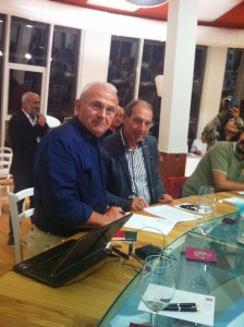 Firma del protocollo, da sin. Carlo Romanelli presidente Cantina Freantana, Oremo Di Nino, Direttore Parco Majella.