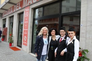 Pizzeria del Massimo, Antonella Allegrino, la prima a sx, con una parte dello staff